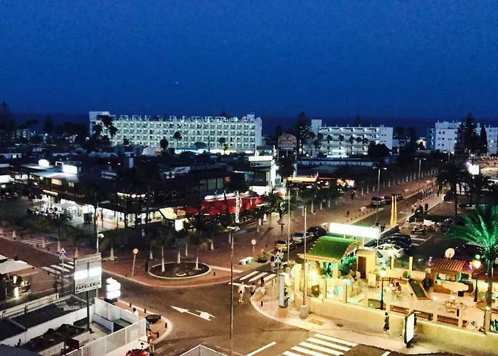 Апартаменти Holiday Apartment